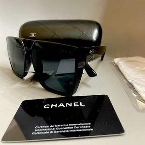 Chanel Classy Black Sunglasses With Complete Inclusions